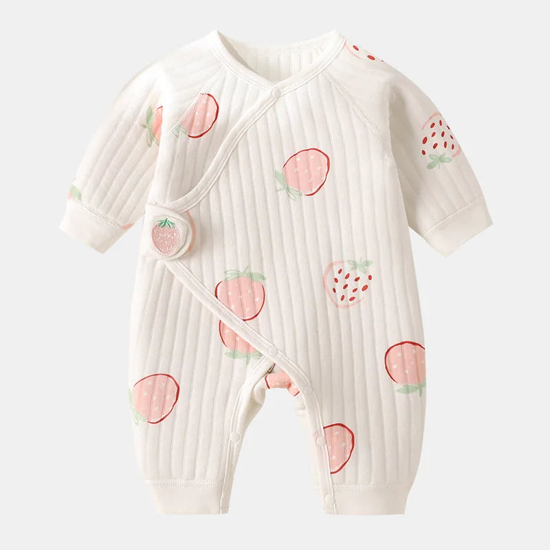 BerryBoucle™ – Zachte Gebreide Wikkelromper met Aardbeienmotief – Comfortabele Baby Outfit