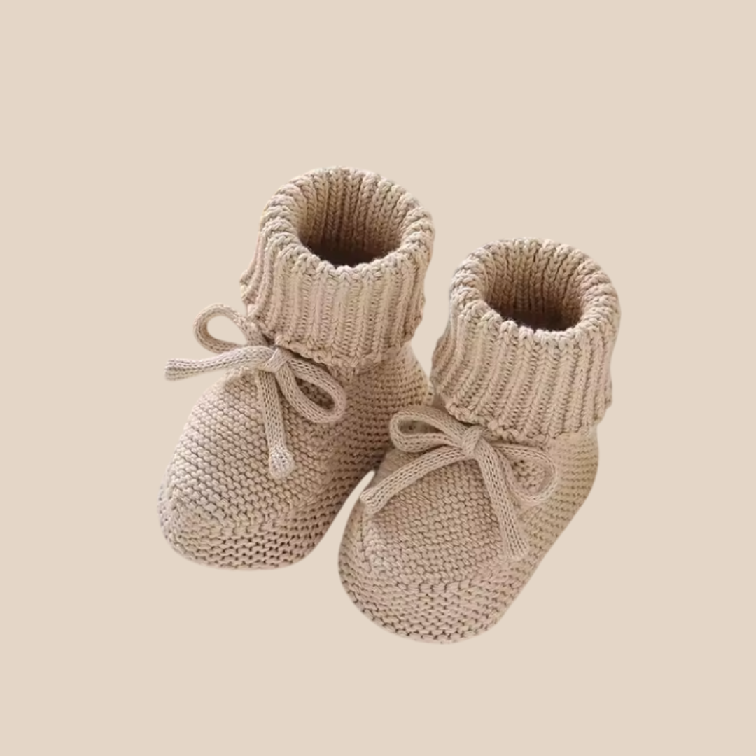 SnugKnit™ – Gebreide Babyslofjes met Strik – Comfortabele Baby Schoentjes