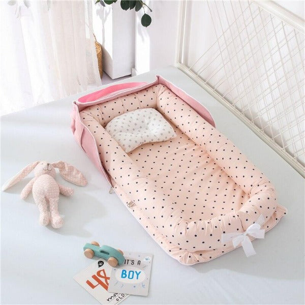 SnugNest™ – Draagbaar Babybed – Zacht, Veilig Comfortabel voor Reizen en Thuis