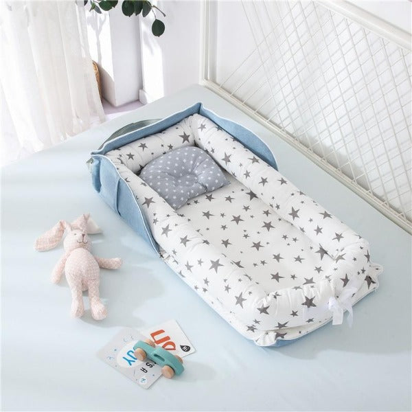 SnugNest™ – Draagbaar Babybed – Zacht, Veilig Comfortabel voor Reizen en Thuis