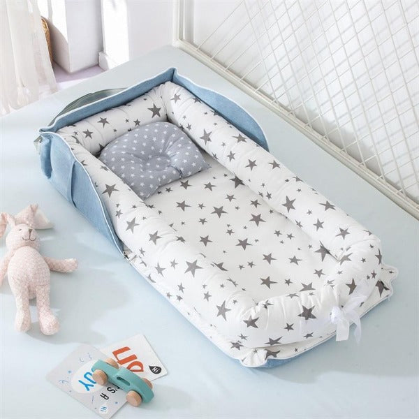 SnugNest™ – Draagbaar Babybed – Zacht, Veilig Comfortabel voor Reizen en Thuis