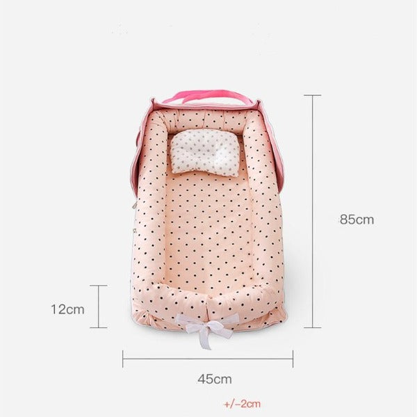 SnugNest™ – Draagbaar Babybed – Zacht, Veilig Comfortabel voor Reizen en Thuis