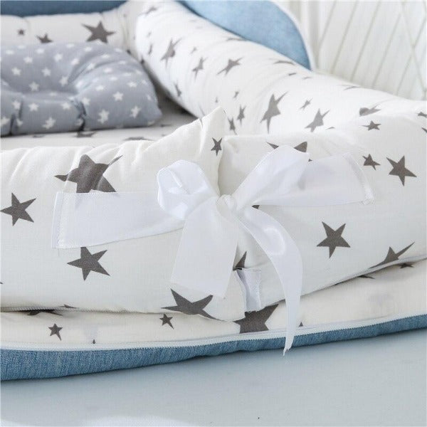SnugNest™ – Draagbaar Babybed – Zacht, Veilig Comfortabel voor Reizen en Thuis