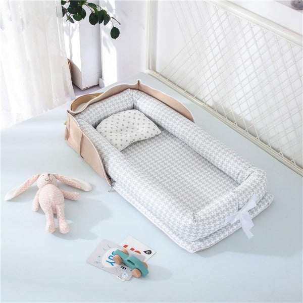 SnugNest™ – Draagbaar Babybed – Zacht, Veilig Comfortabel voor Reizen en Thuis