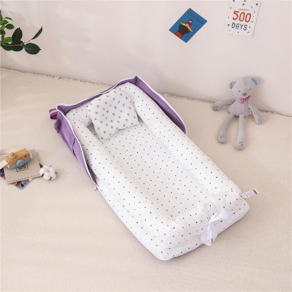 SnugNest™ – Draagbaar Babybed – Zacht, Veilig Comfortabel voor Reizen en Thuis