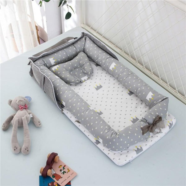 SnugNest™ – Draagbaar Babybed – Zacht, Veilig Comfortabel voor Reizen en Thuis