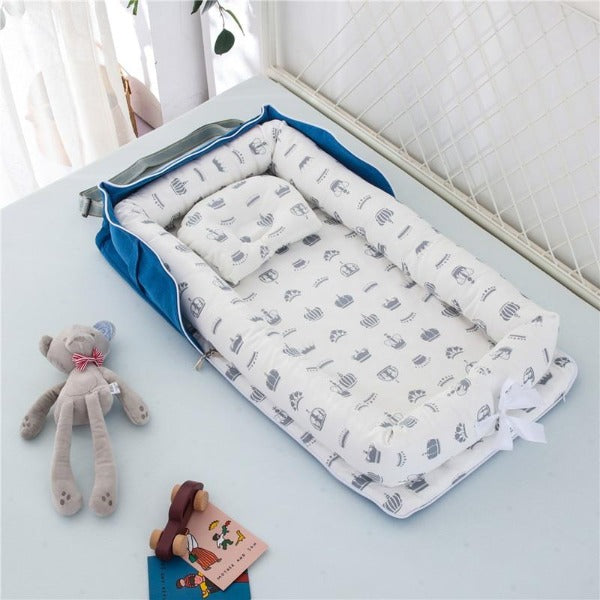 SnugNest™ – Draagbaar Babybed – Zacht, Veilig Comfortabel voor Reizen en Thuis