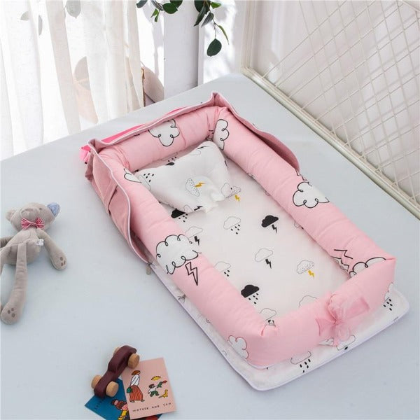 SnugNest™ – Draagbaar Babybed – Zacht, Veilig Comfortabel voor Reizen en Thuis