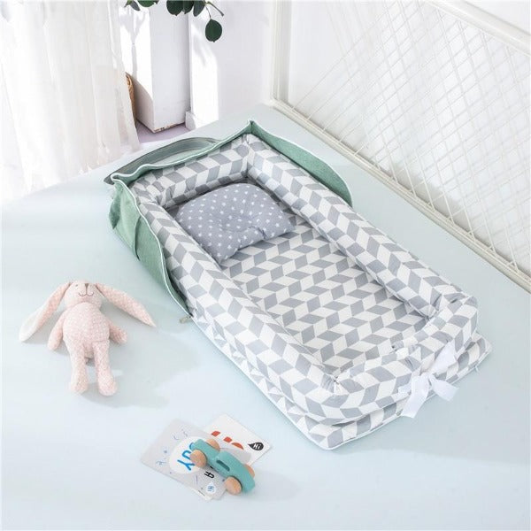 SnugNest™ – Draagbaar Babybed – Zacht, Veilig Comfortabel voor Reizen en Thuis