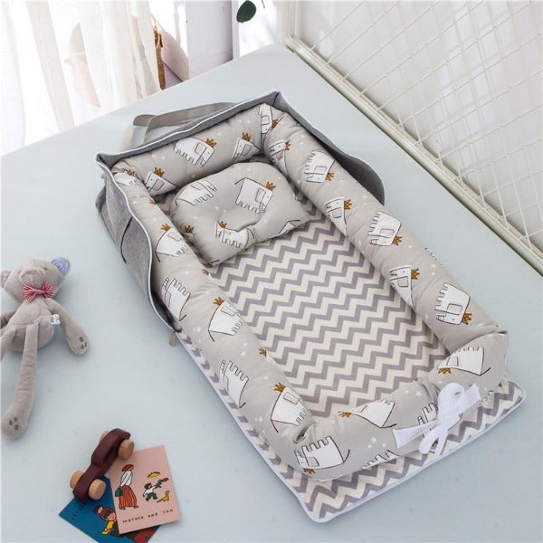 SnugNest™ – Draagbaar Babybed – Zacht, Veilig Comfortabel voor Reizen en Thuis
