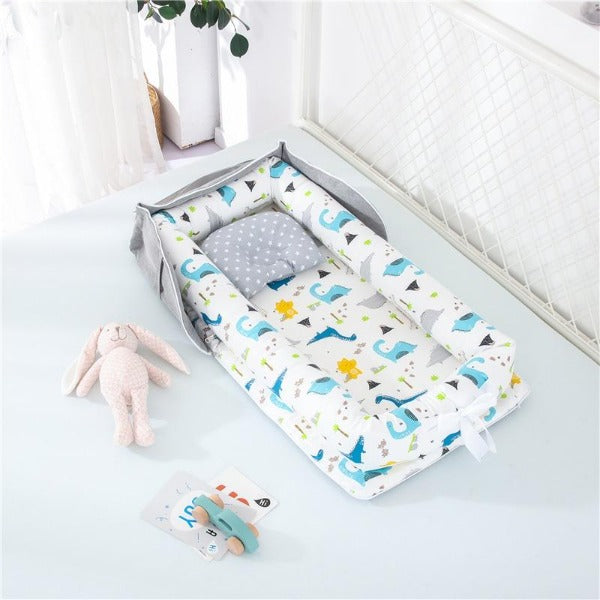 SnugNest™ – Draagbaar Babybed – Zacht, Veilig Comfortabel voor Reizen en Thuis