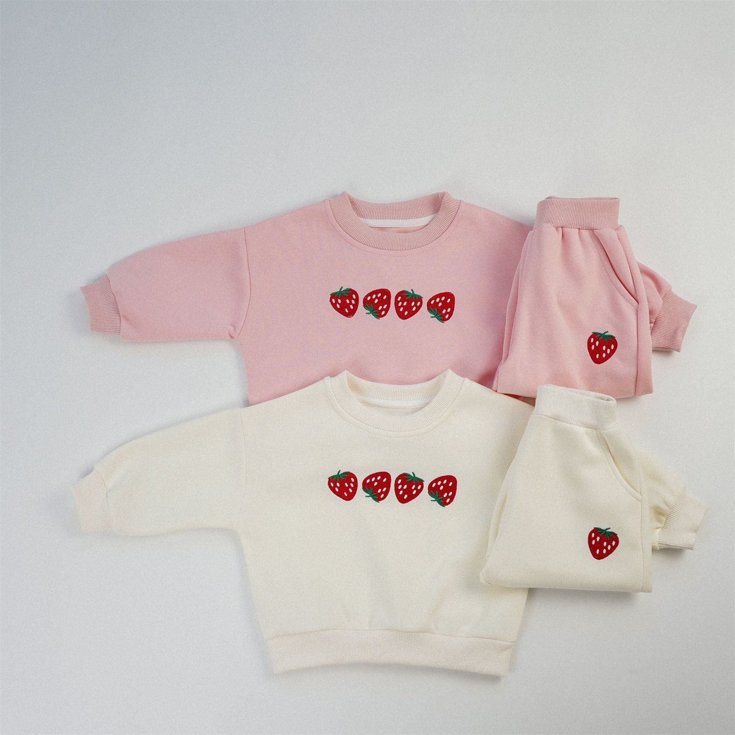 StrawBerryHug™ – Zacht Joggingpak met Aardbeien – Meisjes Tweedelige Set