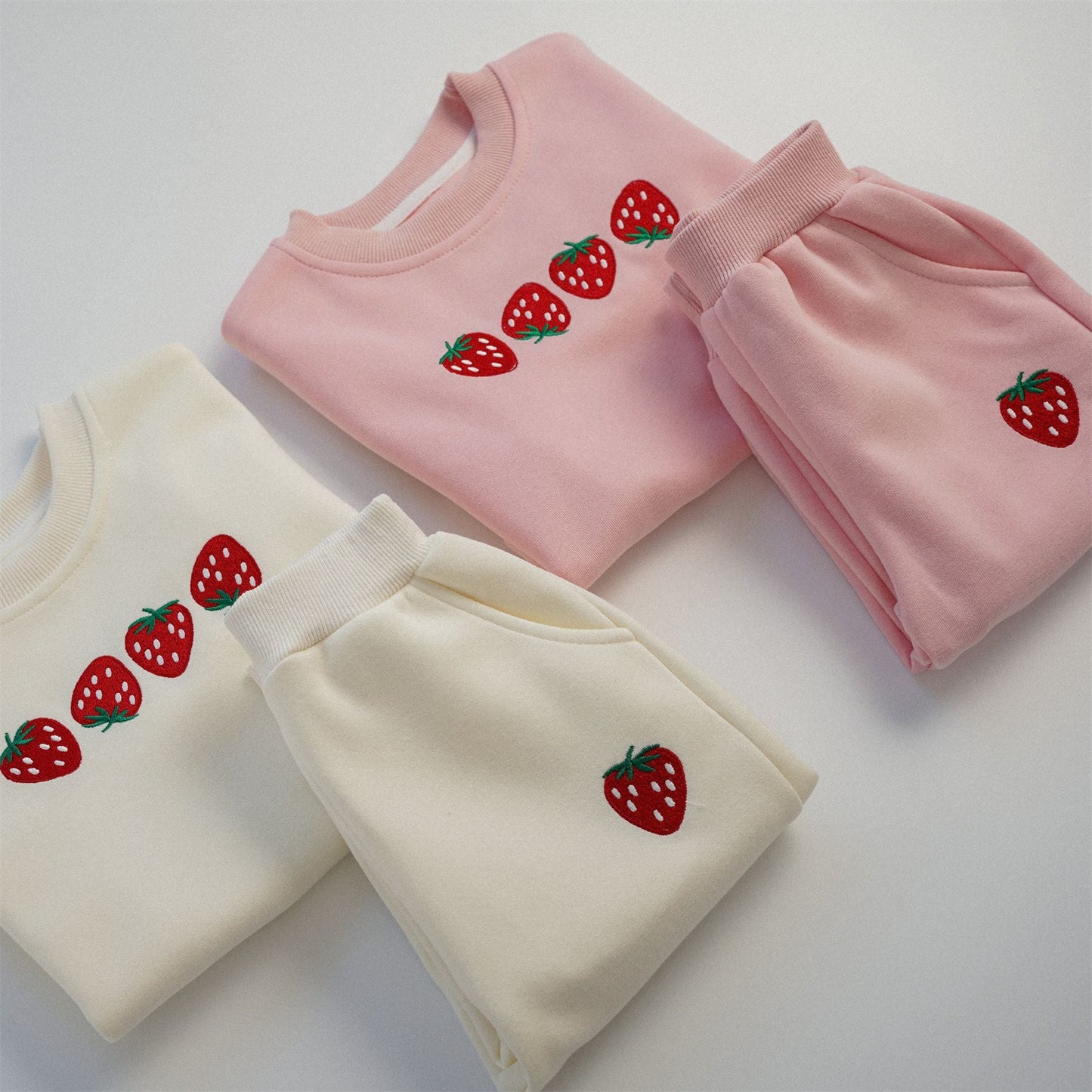 StrawBerryHug™ – Zacht Joggingpak met Aardbeien – Meisjes Tweedelige Set