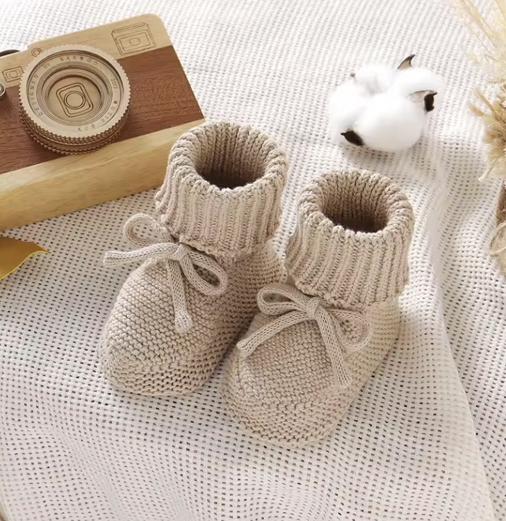 SnugKnit™ – Gebreide Babyslofjes met Strik – Comfortabele Baby Schoentjes