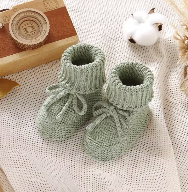 SnugKnit™ – Gebreide Babyslofjes met Strik – Comfortabele Baby Schoentjes