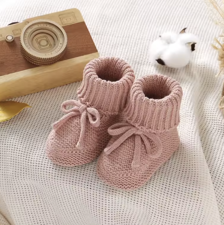 SnugKnit™ – Gebreide Babyslofjes met Strik – Comfortabele Baby Schoentjes