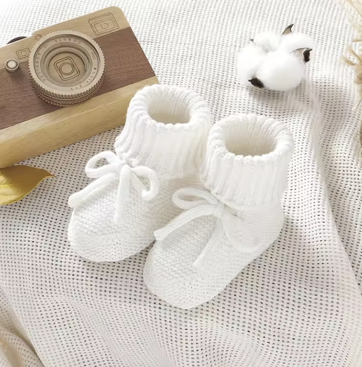 SnugKnit™ – Gebreide Babyslofjes met Strik – Comfortabele Baby Schoentjes