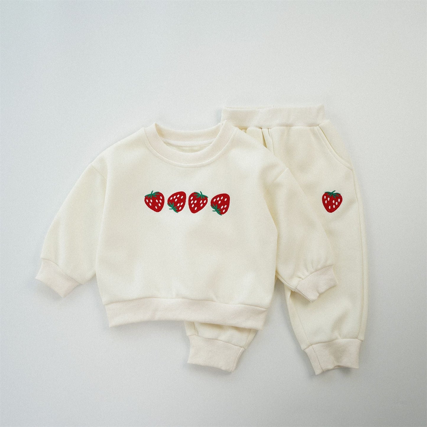 StrawBerryHug™ – Zacht Joggingpak met Aardbeien – Meisjes Tweedelige Set
