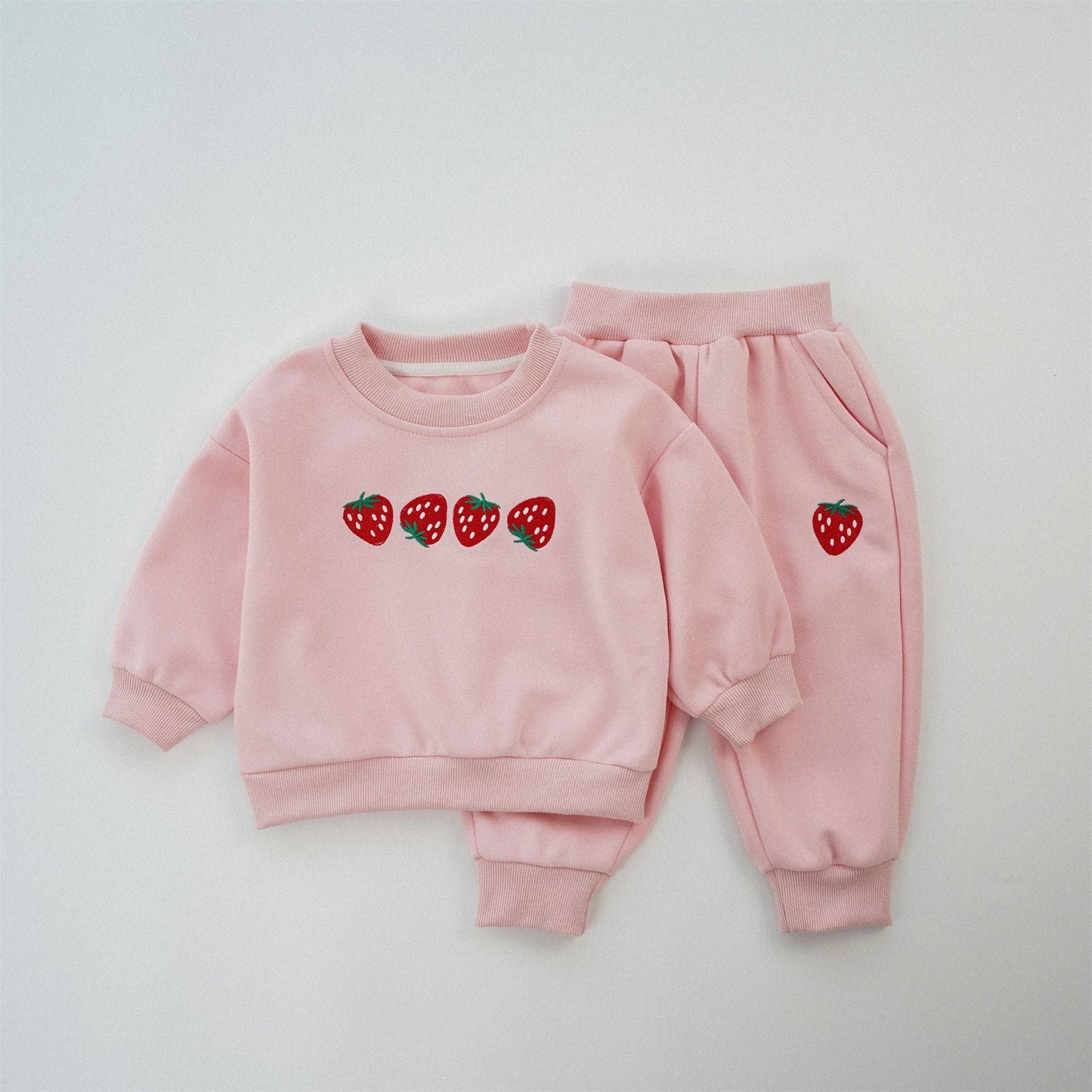 StrawBerryHug™ – Zacht Joggingpak met Aardbeien – Meisjes Tweedelige Set
