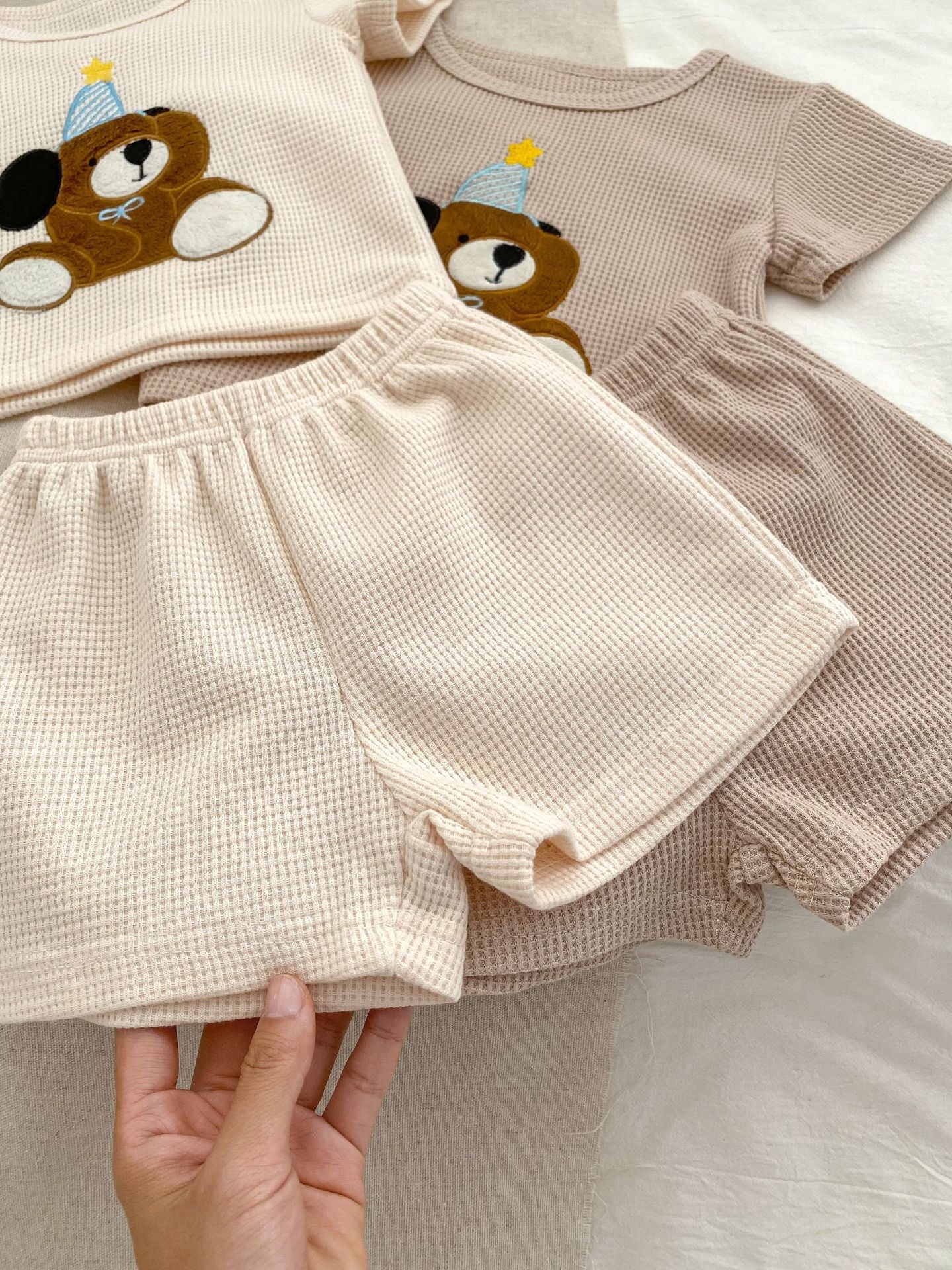 CubHug™ – Zachte Beertjes Zomerset – Comfortabele Babyoutfit