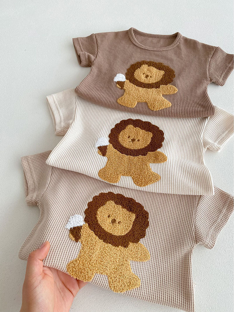 LeoTreats™ – Wafelstof Set met Leeuwenprint – Comfortabele Babyoutfit