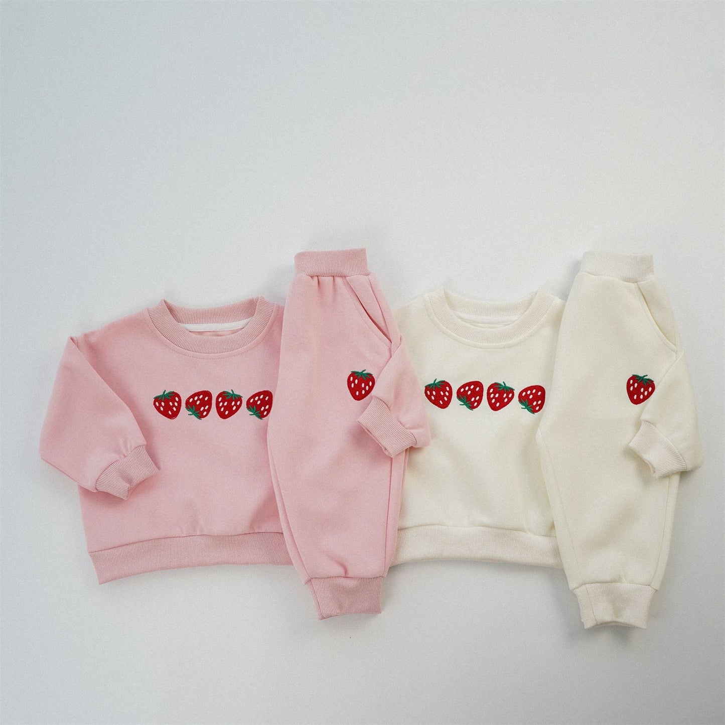 StrawBerryHug™ – Zacht Joggingpak met Aardbeien – Meisjes Tweedelige Set
