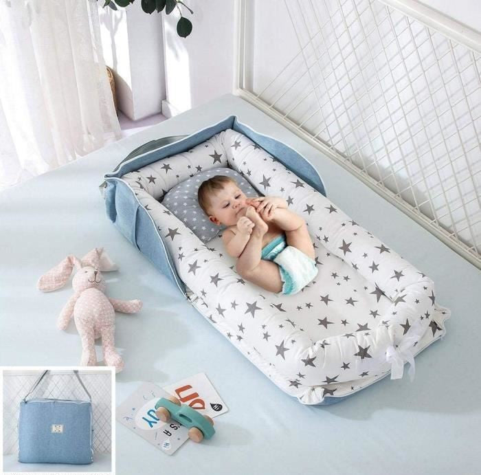 SnugNest™ – Draagbaar Babybed – Zacht, Veilig Comfortabel voor Reizen en Thuis