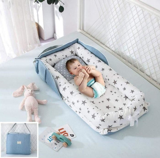 SnugNest™ – Draagbaar Babybed – Zacht, Veilig Comfortabel voor Reizen en Thuis