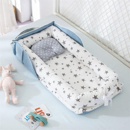 SnugNest™ – Draagbaar Babybed – Zacht, Veilig Comfortabel voor Reizen en Thuis
