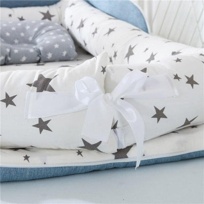 SnugNest™ – Draagbaar Babybed – Zacht, Veilig Comfortabel voor Reizen en Thuis