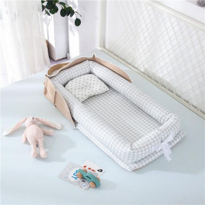 SnugNest™ – Draagbaar Babybed – Zacht, Veilig Comfortabel voor Reizen en Thuis
