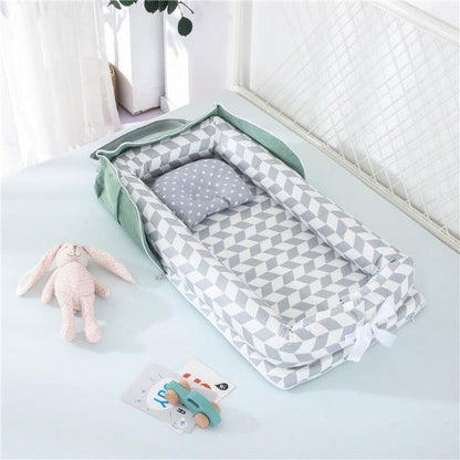 SnugNest™ – Draagbaar Babybed – Zacht, Veilig Comfortabel voor Reizen en Thuis