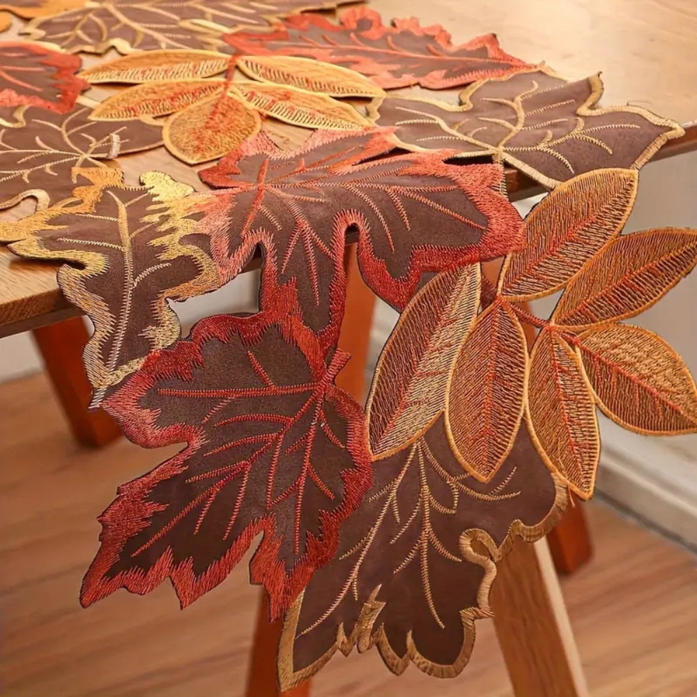 Hedra Tafelloper - Geborduurd Esdoornblad, Herfstkleuren 2