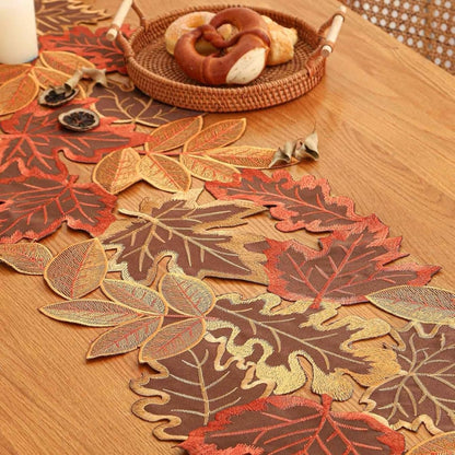 Hedra Tafelloper - Geborduurd Esdoornblad, Herfstkleuren 3
