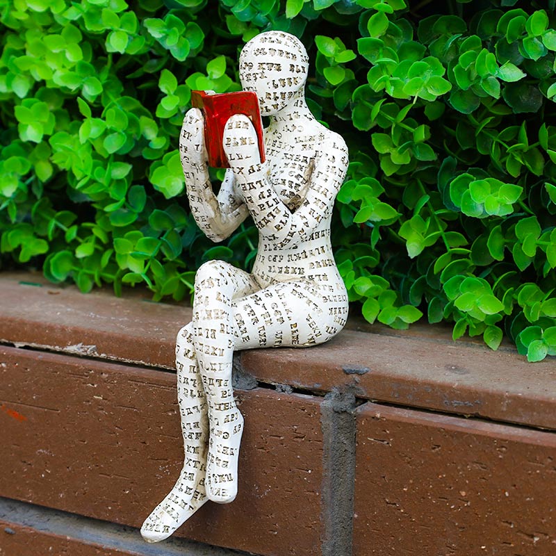 Oriana Beeldje - Kunsthars, Lezende Vrouw 11