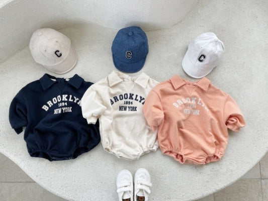 UrbanTots™ – College Romper met New York Print – Unisex Babyoutfit