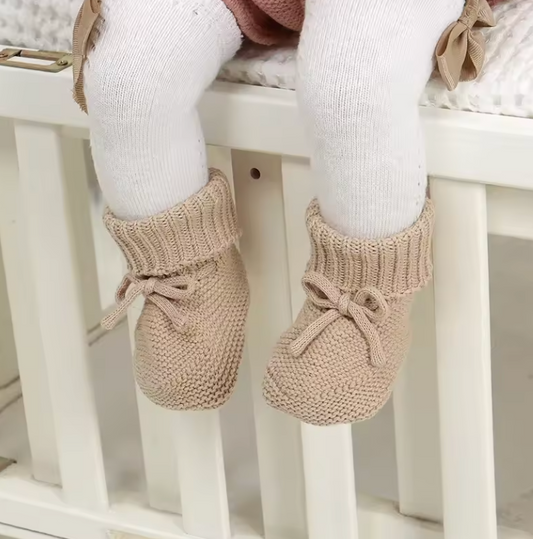 SnugKnit™ – Gebreide Babyslofjes met Strik – Comfortabele Baby Schoentjes