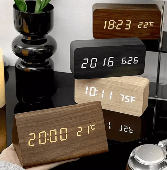 WoodSense™ – LED Houten Klok met Spraakbesturing – Slimme LED Tafelklok