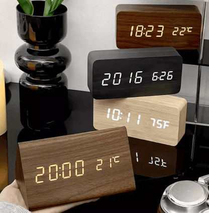 WoodSense™ – LED Houten Klok met Spraakbesturing – Slimme LED Tafelklok
