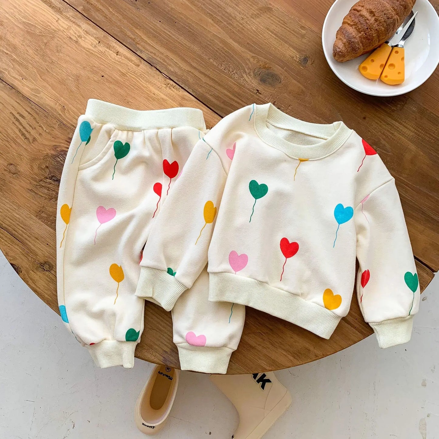 HeartCuddle™ – Zacht Trainingspak met Hartjesprint – Baby Meisjes Outfit