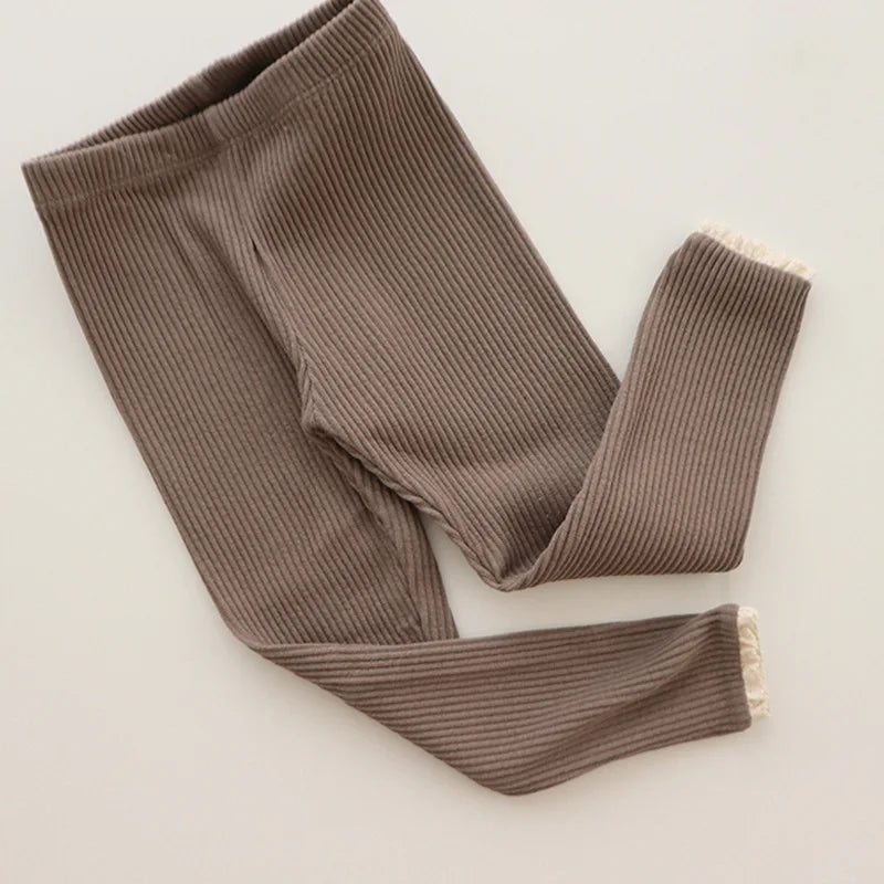 SnugStretch™ – Ribstof Legging met Kanten Detail – Comfortabele Babybroek