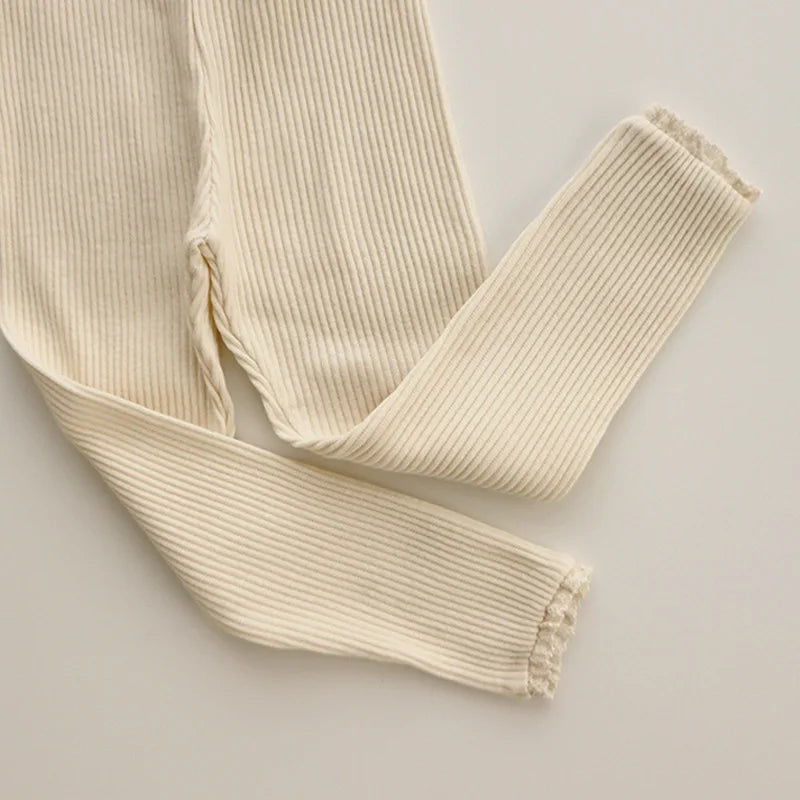SnugStretch™ – Ribstof Legging met Kanten Detail – Comfortabele Babybroek