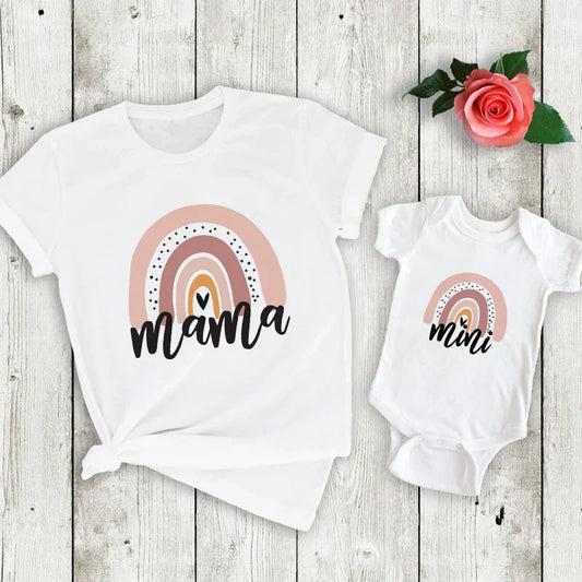 RainbowBond™ – Mama & Mini Regenboog Set – Matchende Familieoutfit
