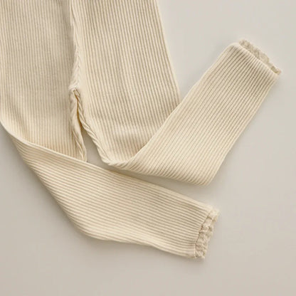 SnugStretch™ – Ribstof Legging met Kanten Detail – Comfortabele Babybroek