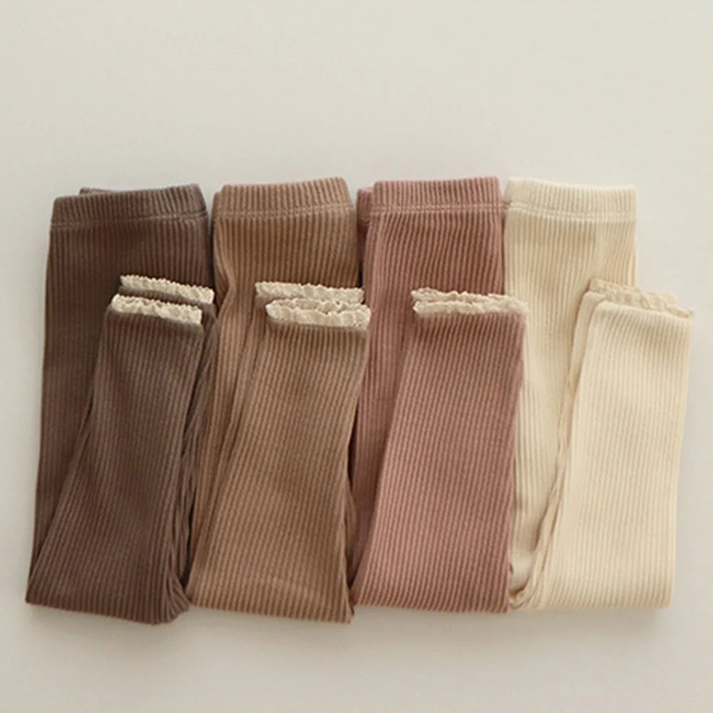 SnugStretch™ – Ribstof Legging met Kanten Detail – Comfortabele Babybroek