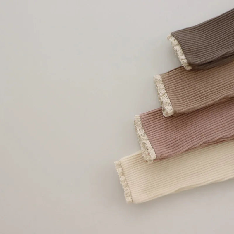 SnugStretch™ – Ribstof Legging met Kanten Detail – Comfortabele Babybroek
