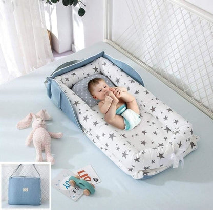 SnugNest™ – Draagbaar Babybed – Zacht, Veilig Comfortabel voor Reizen en Thuis